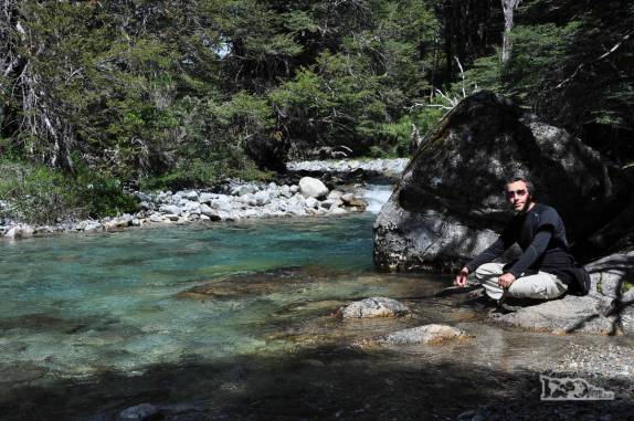 Descanso ao lado do rio na trilha de volta do Refúgio San Martín, no lago Jakob, na região de Bariloche, na Argentina